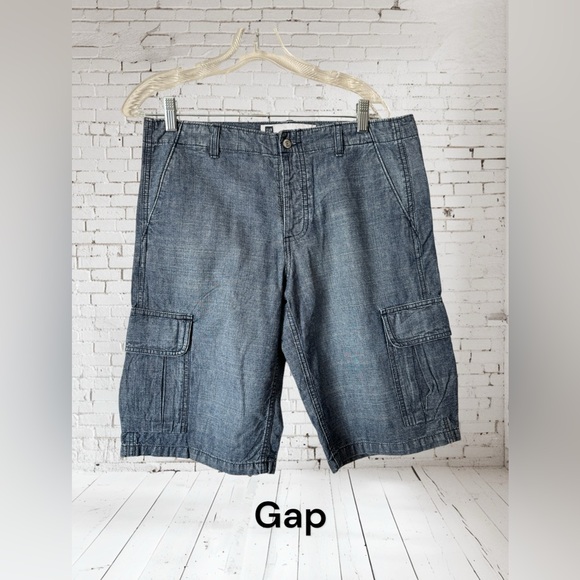 GAP Pants - GAP WOMEN'S BUTTON FLY CARGO STYLE SHORTS  SIZE: `10      #U